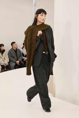 https___hypebeast.com_image_2024_01_lemaire-fall-winter-2024-menswear-paris-fashion-week-runwa...jpg