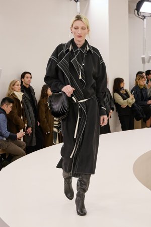 https___hypebeast.com_image_2024_01_lemaire-fall-winter-2024-menswear-paris-fashion-week-runwa...jpg