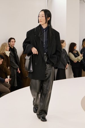 https___hypebeast.com_image_2024_01_lemaire-fall-winter-2024-menswear-paris-fashion-week-runwa...jpg