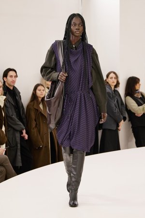 https___hypebeast.com_image_2024_01_lemaire-fall-winter-2024-menswear-paris-fashion-week-runwa...jpg