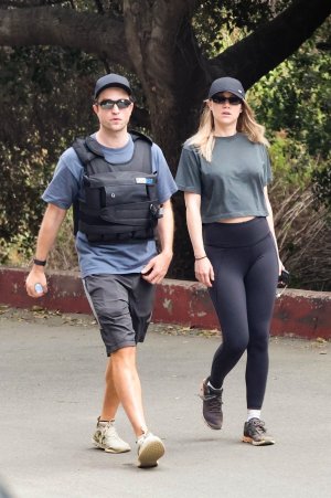 11.10 - HIKING WITH SUKI WATERHOUSE IN LOS ANGELES (20).jpg