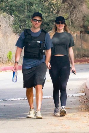 11.10 - HIKING WITH SUKI WATERHOUSE IN LOS ANGELES(19).jpg