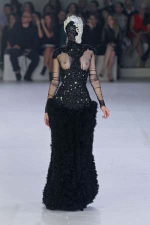 Alexander McQueen Spring 2012 mujer desnuda.jpg
