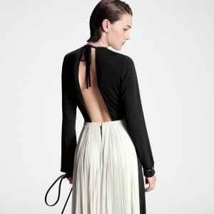 路易威登-幾何風褶襉裝飾晚裝-時裝系列--FQDR02NJ8002_PM1_Cropped worn view.png.jpeg 路易威登-幾何風褶襉裝飾晚裝-時裝系列--FQDR02NJ8002_PM1_Cropped worn view.png.jpeg