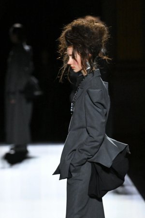 yohji-yamamoto_24aw_00076-846a5eb9-99f2-40ae-8344-8e76925a2d.jpg