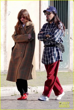 dakota-johnson-grabs-lunch-with-alessandro-michele-in-rome-01.jpg