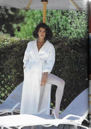 Vogue-Uk-1991-Linda-Evangelista-Nadja-Auermann-Yasmeen-_57 (5).jpg