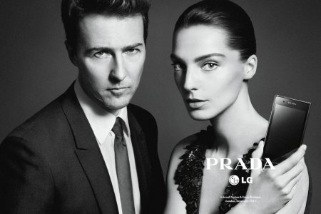 Daria-Werbowy-Edward-Norton-Prada-LG-Phone-01.jpg