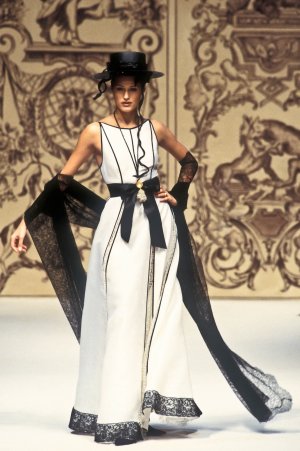 1643169727_Chanel1993HauteCouture84.jpg.063ea558084f2c92dbc51a45421f7c16.jpg