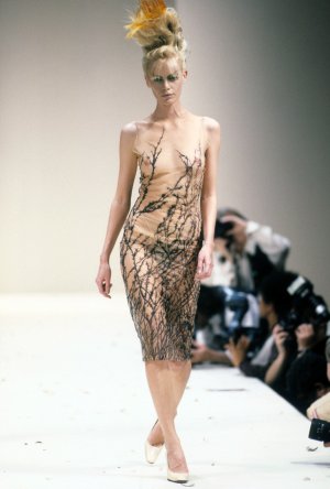 ALEXANDER-MCQUEEN-SPRING-1996-RTW-68-EMMA-BALFOUR.jpg