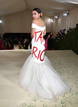 aoc-met-gala-01-gty-iwb-210914_1631634866461_hpMain.jpg