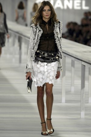 Chanel 2004 Women RTW 25.jpg