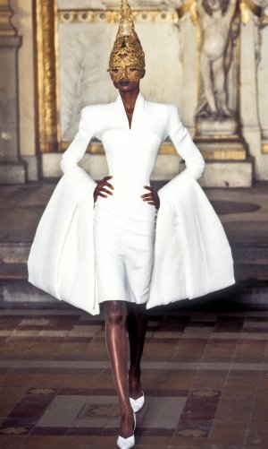 Givenchy 1997 Haute Couture 73.jpg
