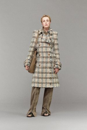 00039-burberry-resort-2025-credit-brand.jpg