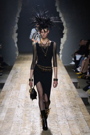 00002-moschino-fall-2023-ready-to-wear-credit-gorunway-1.jpg