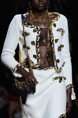 moschino-clp-f23-021-683x1024.jpg