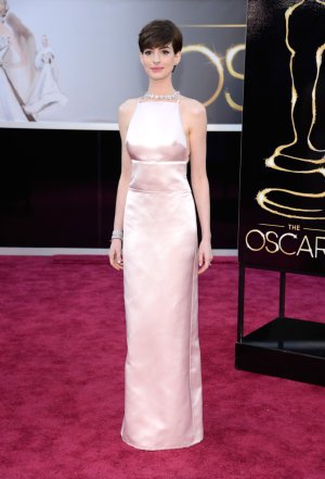 anne-hathaway-prada-2013-academy-awards-2.jpg