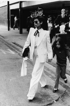 02f2bb89f4a80fbc58cba6920d61e94d1f-bianca-jagger-14.rdeep-vertical.w450.jpg Kopie.jpg