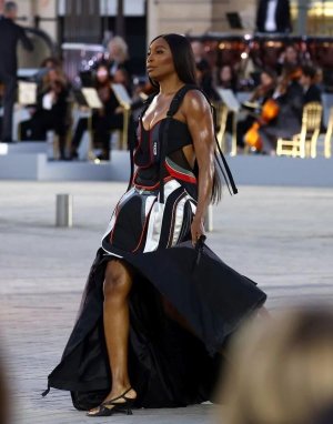 serena-and-venus-williams-serve-up-sporty-style-in-off-v0-09uc7c9twd8d1.jpg