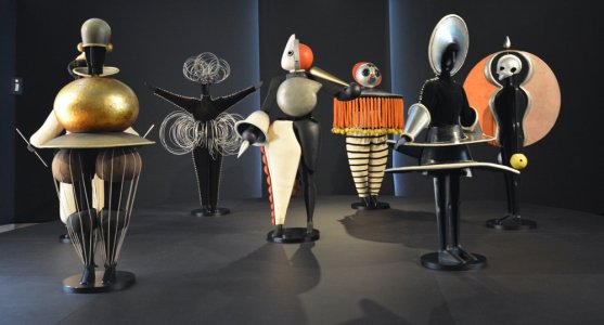 Oskar-Schlemmer-Triadic-Ballet-5.jpg