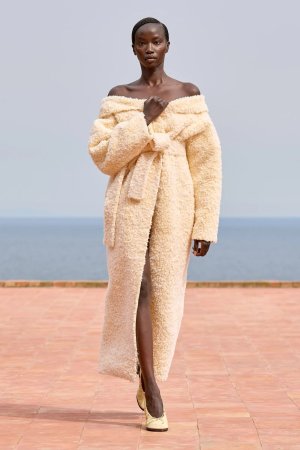 00001-jacquemus-fall-24-ready-to-wear-credit-gorunway.jpg