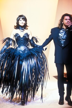 thierry-mugler-ss-1994-2.jpg.2bebf41f4bb66b65d843213b3f3f137c.jpg