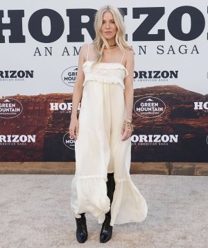 sienna-miller-at-horizon-an-american-saga-chapter-1-premiere-in-los-angeles-12.jpg