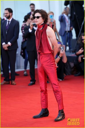 timothee-chalamet-taylor-russell-bones-and-all-venice-premiere-62.jpg