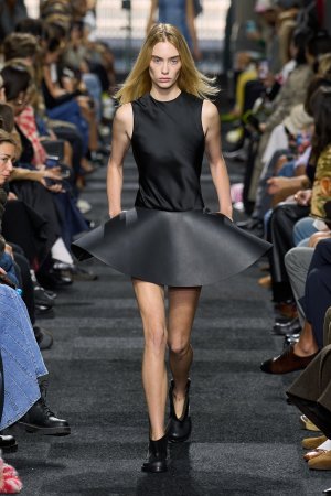 00022-jw-anderson-spring-2025-ready-to-wear-credit-gorunway 拷貝.jpg