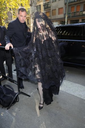 madonna-arrives-dolce-gabbana-fashion-90228769_edb510.jpg