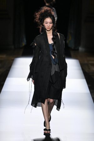 yohji-yamamoto_25ss_00042-110b639e-2346-4094-840a-317f337c2dab.jpg