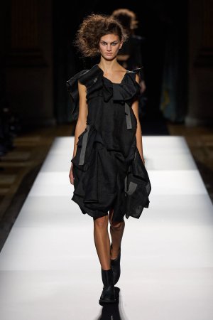 00029-yohji-yamamoto-spring-2025-ready-to-wear-credit-gorunway 拷貝.jpg