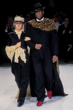 Yohji Yamamoto 1999 Women RTW 117.jpg