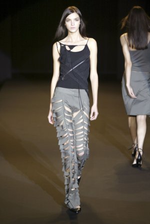 Amaya Arzuaga 2003 Women RTW 9.jpg