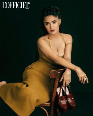 1730388663-salma-hayek-pinault-intervista-attrice-film-senza-sangue-foto-lofficiel4.jpg