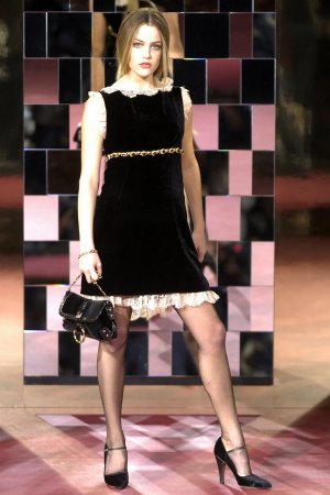 00010h-dolce-gabbana-fall-2004-ready-to-wear-riley-keough.jpg