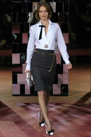 00040h-dolce-gabbana-fall-2004-ready-to-wear-eva-herzigova.jpg