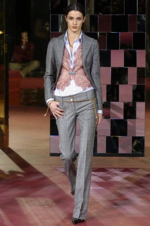 00070h-dolce-gabbana-fall-2004-ready-to-wear-amanda-moore.jpg