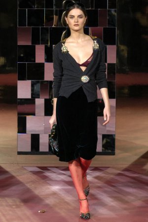 00390h-dolce-gabbana-fall-2004-ready-to-wear-anouck-lepere.jpg