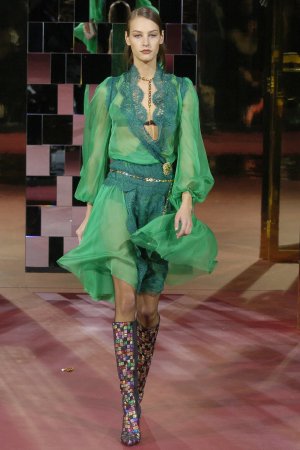 00450h-dolce-gabbana-fall-2004-ready-to-wear-vanessa-perron.jpg