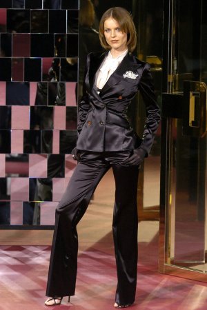 00610h-dolce-gabbana-fall-2004-ready-to-wear-eva-herzigova.jpg