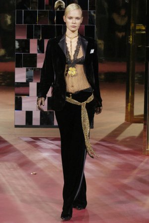 00640h-dolce-gabbana-fall-2004-ready-to-wear-dewi-driegen.jpg