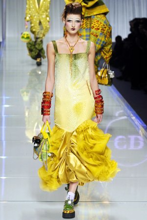 00020h-christian-dior-fall-2004-ready-to-wear-michelle-alves.jpg