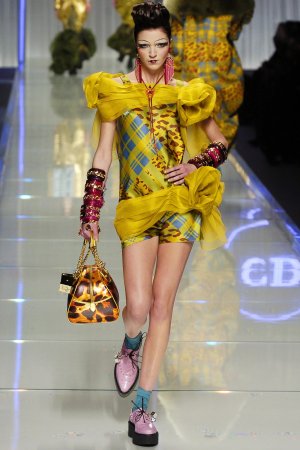 00050h-christian-dior-fall-2004-ready-to-wear-mariacarla-boscono.jpg