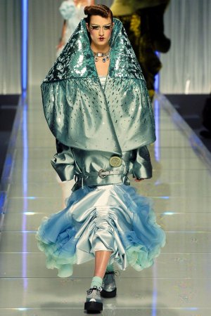 00100h-christian-dior-fall-2004-ready-to-wear-jana-drews.jpg