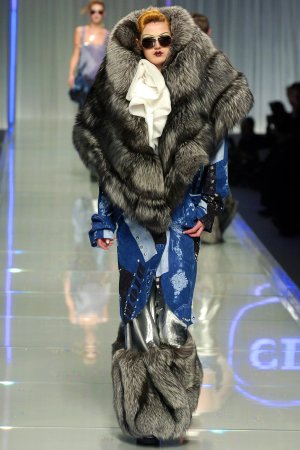 00140h-christian-dior-fall-2004-ready-to-wear-eva-jay-kubatova.jpg