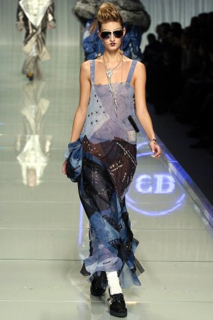 00150h-christian-dior-fall-2004-ready-to-wear-linda-vojtova.jpg