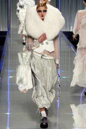 00190h-christian-dior-fall-2004-ready-to-wear-yfke-sturm.jpg