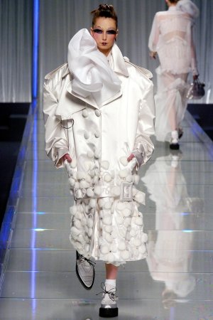 00200h-christian-dior-fall-2004-ready-to-wear-hedvig-marie-maigre.jpg