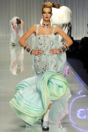 00220h-christian-dior-fall-2004-ready-to-wear-karolina-kurkova.jpg